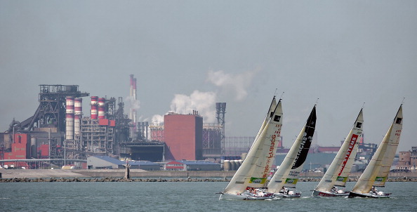 Un système de récupération de chaleur, alimentant le réseau de chauffage urbain, a été mis en place sur les fourneaux de l’industrie de production d’acier ArcelorMittal à Dunkerque. (PHILIPPE HUGUEN/AFP/Getty Images)