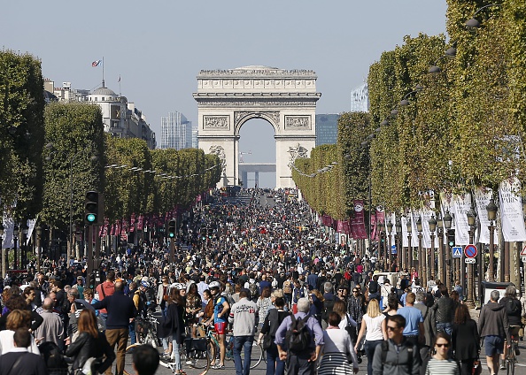 Le 27 septembre 2015 avait été déclaré « journée sans voiture » à Paris, une consigne suivie par de nombreux Parisiens pouvant profiter du centre de la capitale en vélo ou à pied.  (THOMAS SAMSON/AFP/Getty Images)