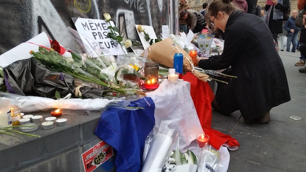 Un hommage aux victimes rendu Place de la République à Paris le 14 novembre 2015.(David Vives/Epoch Times)