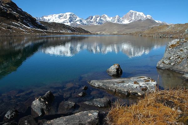 Le lac de Crow à 5 000 mètres d’altitude dans l’État de Sikkim au nord de l’Inde, dans l’Himalaya. (wikimedia)