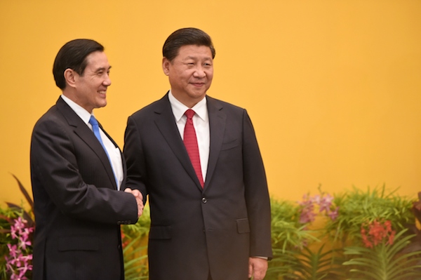 La poignée de main "historique" entre Ma Ying-Jeou (g) et Xi Jinping (ROSLAN RAHMAN/AFP/Getty Images)