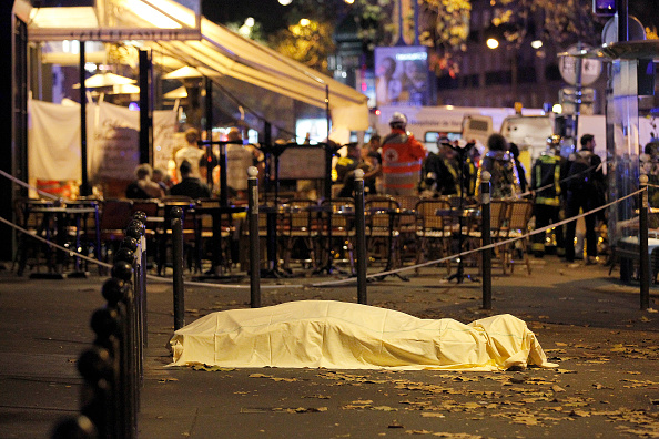 Dans la nuit du 13 au 14 novembre à Paris, 129 personnes ont été tuées dans une série d’attentats à la bombe et au cours de fusillades dans la capitale et autour du Stade de France. (Thierry Chesnot / Getty Images)