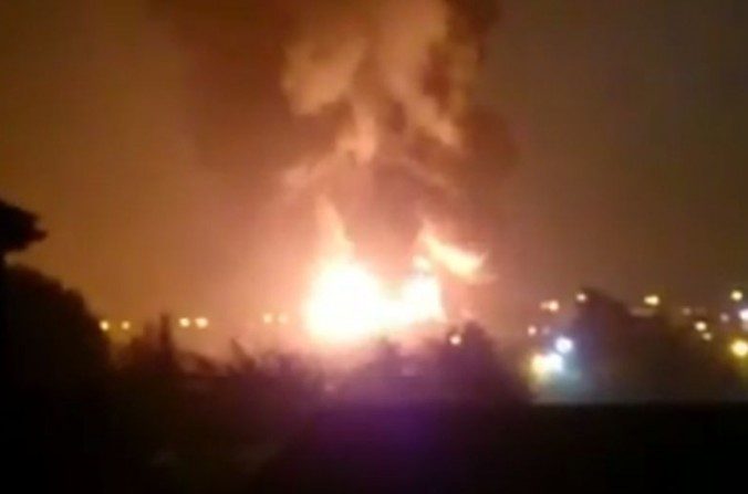 Dans la nuit du mardi 4 au mercredi 5 novembre, une énorme explosion accompagnée d'un incendie a eu lieue non loin de la zone industrielle de Bracknell, à l'ouest de Londres. (Capture d'écran d'une vidéo postée sur Twitter).
