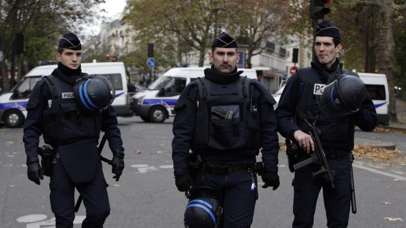 Des policiers patrouillent dans Paris le 14 novembre 2015. (Kenzo Tribouillard/AFP/Getty Images)