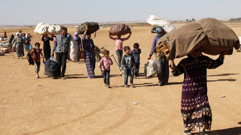 Des réfugiés syriens d’origine kurde ayant traversé en Turquie. (Stringer/Getty Images)