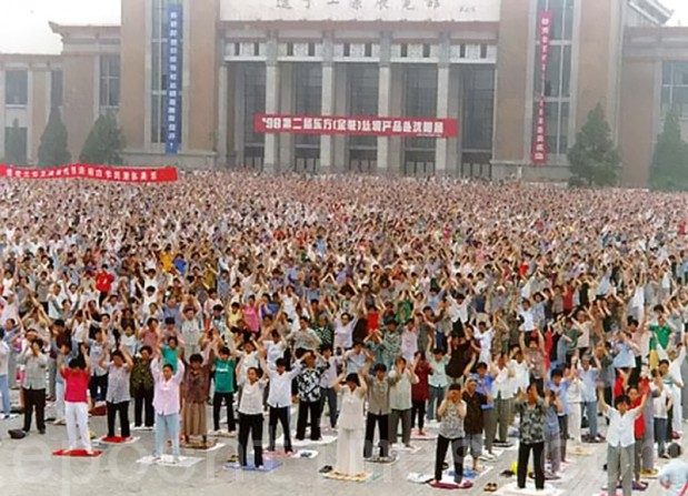 Plus de 10.000 pratiquants de Falun gong réalisent les exercices dans la province Liaoning (Chine) sur cette photo non datée. En juillet 1999, le dirigeant au pouvoir Jiang Zemin a lancé une campagne pour éradiquer cette discipline. Aujourd'hui cette persécution continue. (Minghui.org)