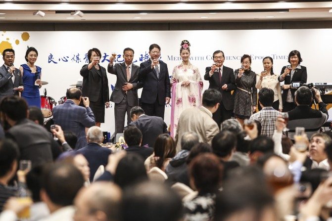 L'agence Epoch Times de Hong Kong avait convié plus de 200 invités de milieux divers – hommes d'affaires, médias, politiciens – le 1er décembre à Tsim Sha Tsui (Hong Kong), pour célébrer les 15 ans du journal. (Poon Cai-shu/Epoch Times)