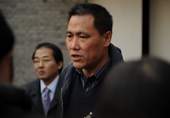 Pu Zhiqiang, en 2011, lors d'une prise de parole au sujet du refus des autorités d'accepter des dépôts de plaintes sur l'affaire des expropriations immobilières des activistes. (PETER PARKS/AFP/Getty Images)