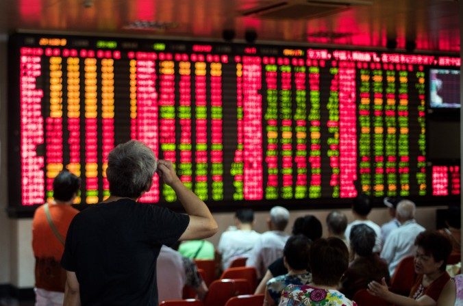 s investisseurs surveillent le cours de la bourse à Shanghai le 18 août 2015. (Johannes Eisele/AFP/Getty Images)