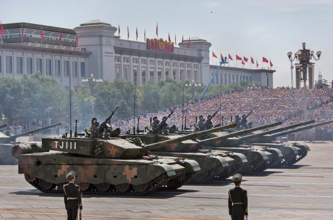Des soldats chinois sur des chars, lors d’une parade militaire, devant la Place Tienanmen à Pékin, le 3 septembre 2015. (Kevin Frayer/Getty Images)