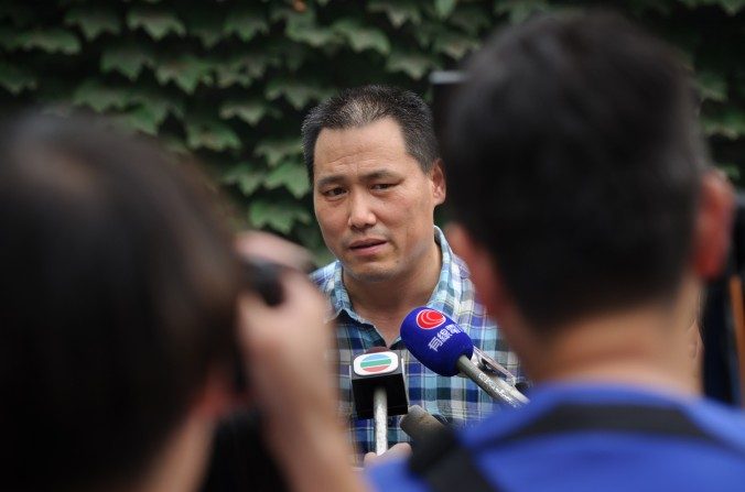 Pu Zhiqiang, un avocat défenseurs des droits, s’adresse aux médias depuis la résidence de l’artiste dissident Ai Weiwei à Pékin en juillet 2012. M. Pu subit un procès pour des messages publiés sur le web. (Ed Jones/AFP/Getty Images)