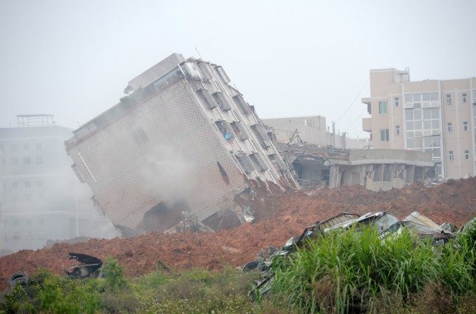 Un bâtiment penche dangereusement dans la zone touchée par le glissement de terrain, à Shenzhen, au sud de la province du Guandong. (STR/AFP/Getty Images)