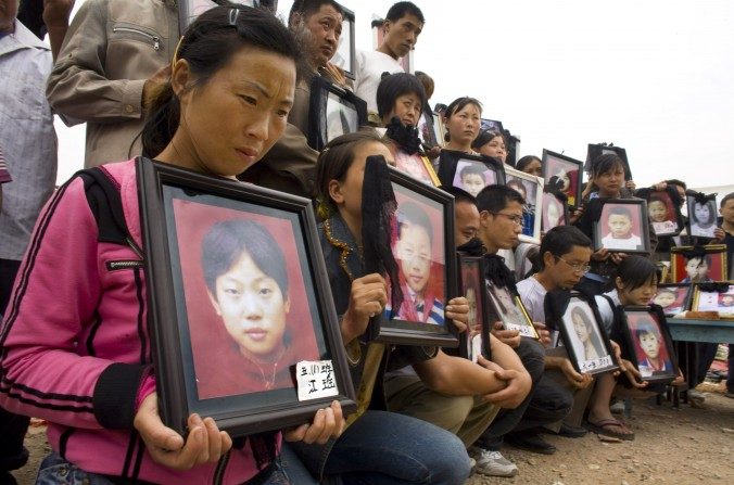 Le 22 mai 2015, les parents pleurent leurs enfants qui sont morts le 22 mai 2008 à l'école primaire de Fuxin, dans le Wufu, province du Sichuan. (Paula Bronstein / Getty Images)