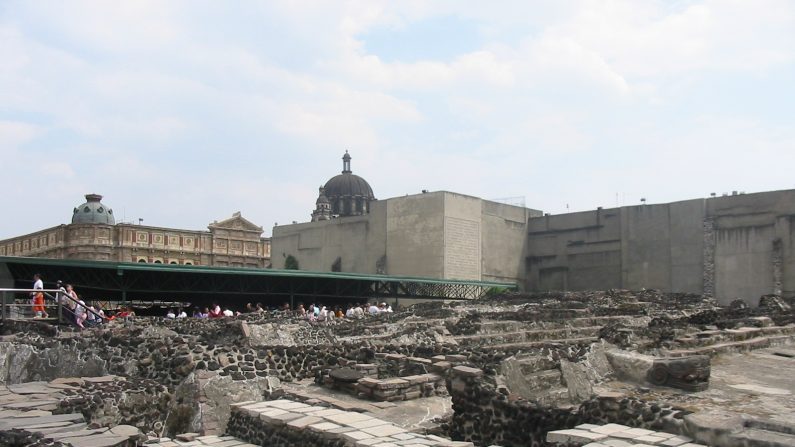 Des touristes visitent le site archéologique du Grand Temple dans l’agglomération de Mexico, le jeudi 1 décembre 2015. Les archéologues mexicains ont découvert sur le site, un long tunnel menant au centre d’une plateforme circulaire où l’on pense que les chefs aztèques auraient été incinérés. On pense que durant leur règne, les aztèques auraient incinéré les restes de leurs dirigeants (1325-1521), mais le dernier lieu de repos des cendres n’avait jamais été découvert. (Domaine Public)