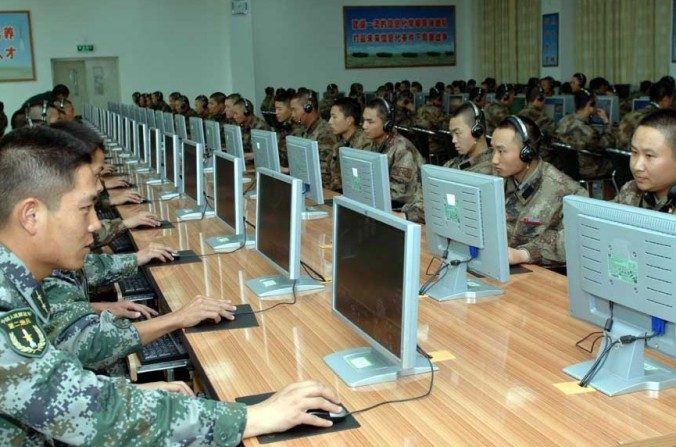 Des soldats chinois travaillent à l’ordinateur. (mil.huanqiu.com)