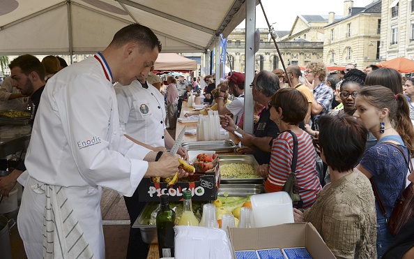Une activité de sensibilisation contre le gaspillage alimentaire le 3 juin 2015 à Bordeaux. (JEAN-PIERRE MULLER/AFP/Getty Images)