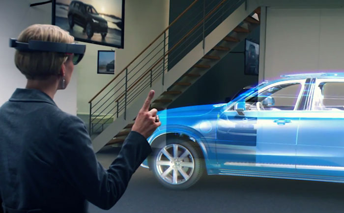 Grâce au casque Hololens, les clients pourront visualiser leur futur véhicule dans les moindres détails.(Microsoft)