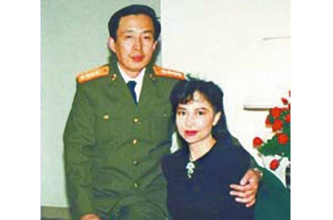Photo non datée, représentant Luo Yu (à g.), fils du révolutionnaire et ancien général chinois Luo Ruiqing. Son épouse (à d.) est Tina Leung, ancienne actrice puis femme d'affaires. (Capture d'écran/NTDTV)