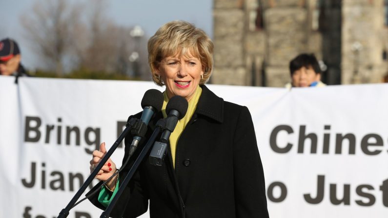 La députée libérale Judy Sgro et d’autres collègues ont participé à un rassemblement sur la Colline du Parlement le 9 décembre 2015 pour exprimer leur soutien aux pratiquants de Falun Gong, une discipline spirituelle persécutée en Chine. (Evan Ning/Epoch Times)