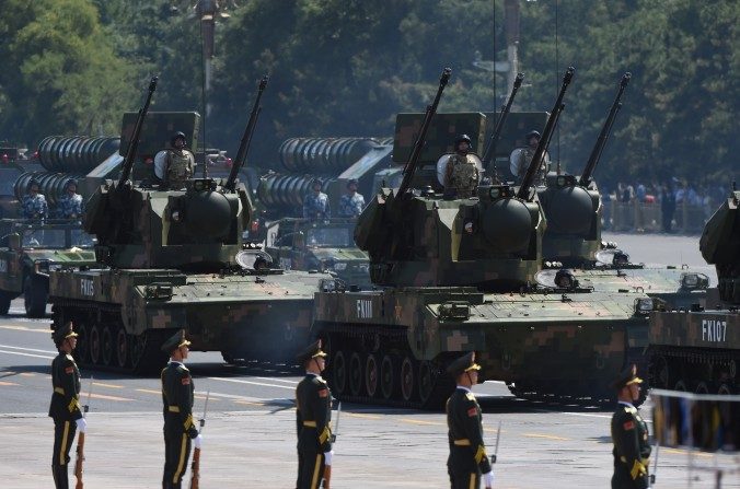 L'armée chinoise défile sur la place Tiananmen à Pékin, le 3 septembre 2015. L’écrivain et réalisateur Peter Navarro avertit que la Chine peut être sur le sentier de guerre. (Greg Baker / AFP / Getty Images)