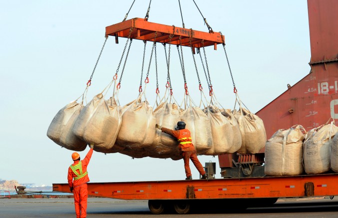 Des travailleurs déchargent les marchandises d'un navire dans le port de Lianyungang, dans la province orientale du Jiangsu, le 12 février 2014. (STR / AFP / Getty Images)