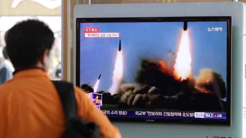 Un homme en train de regarder l'actualité sur le lancement de missiles nord-coréens, à la station ferroviaire de Séoul (Corée du sud) le 26 mars 2014. (Chung Sung-jun/Getty Images)