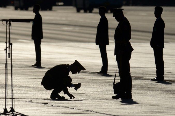Un soldat chinois trace un repère sur le sol avant un défilé militaire sur la place Tiananmen de Pékin, le 3 septembre 2015. Le 29 décembre dernier, le 27ème corps d'armée de Pékin, tristement célèbre pour avoir pris part au massacre de Tiananmen le 4 juin 1989, a été dissolu, réorganisé et relocalisé à Shandong, une province voisine. Une réorganisation globale de l'armée est en cours. (Wang Zhao/AFP/Getty Images)