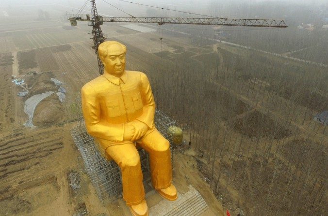 Une énorme statue de Mao Zedong en construction à Kaifeng, canton de Tongxu dans la province  du  Henan, centre de la Chine, le 4 janvier 2016. (STR / AFP / Getty Images)