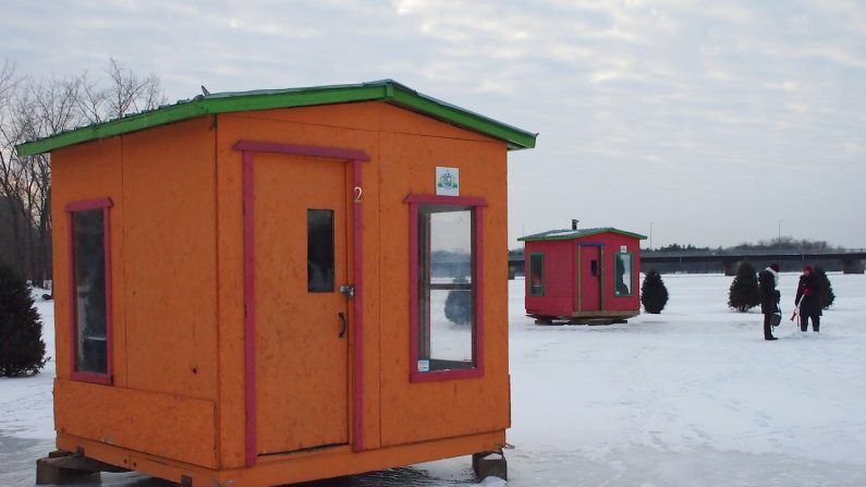 Sept jolies cabanes aux couleurs vives sont installées chaque hiver sur la Rivière-des-Mille-Îles.(Nathalie Dieul/Epoch Times)
