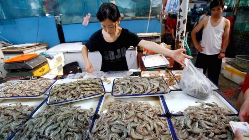 Étal de crevettes dans un marché de Pékin (Teh Eng Koon/Getty Images)