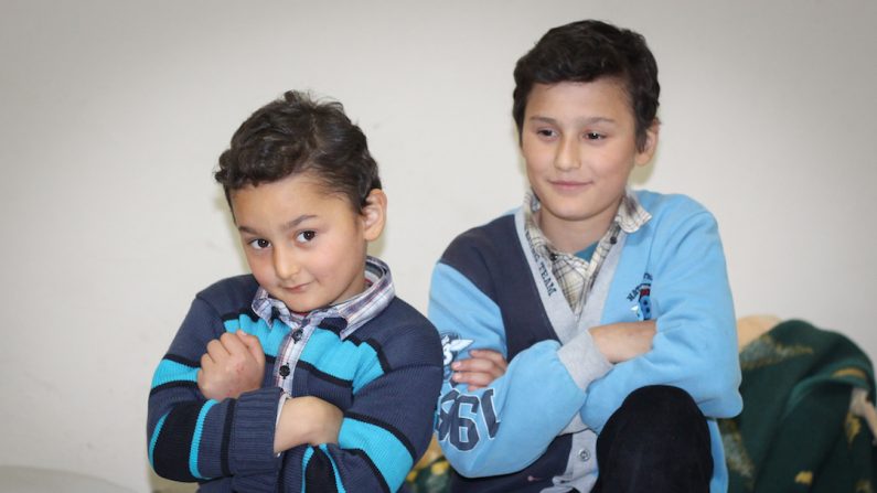 Abd Almajed et son frère Mohammed à Mersin, Turquie, le 24 décembre 2015. Ils se sont réfugiés à Mersin après que leur maison, à  Idlib en Syrie, a été détruite par une frappe aérienne. (Emel Akan/Epoch Times)
