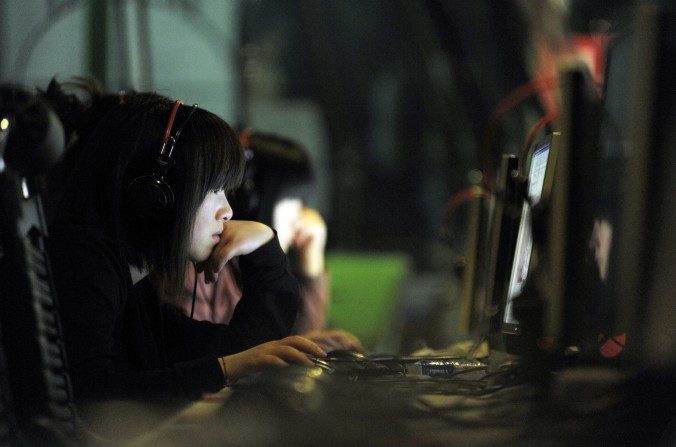 De jeunes Chinoises naviguent sur Internet dans un cyber café à Pékin, le 11 mai 2011. L’Administration chinoise du cyberespace vient de donner une nouvelle explication à la censure d’Internet en Chine. (Guo Yige / AFP / Getty Images)