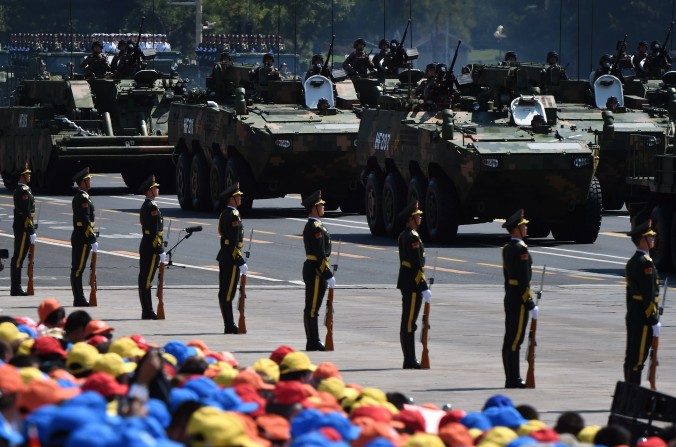 Des soldats de l’Armée populaire de libération du régime chinois lors du grand défilé militaire à Pékin le 3 septembre. Pour Ash Carter, secrétaire américain à la défense, la Chine et la Russie se préparent pour une forme rapide de guerre. (Greg Baker/AFP/Getty Images)