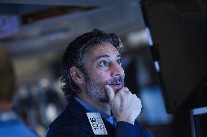 Un négociateur travaille à la Bourse de New York, le 26 janvier 2016. (Andrew Burton / Getty Images)