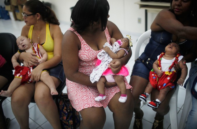 Des mères avec leurs enfants atteints de microcéphalie, à l'occasion d'une rencontre organisée par la clinique traitant ces cas, à Recife (Brésil) le 16 février 2016. (Mario Tama/Getty Images)