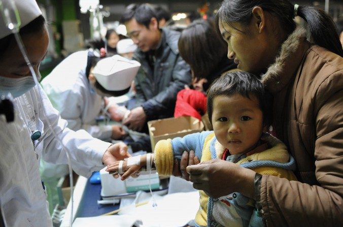 Un groupe d'enfants chinois accompagnés par leurs parents sont soignés contre la grippe dans un hôpital de Hefei, province d'Anhui à l'est de la Chine,  le 8 Janvier 2010. (STR / AFP / Getty Images)