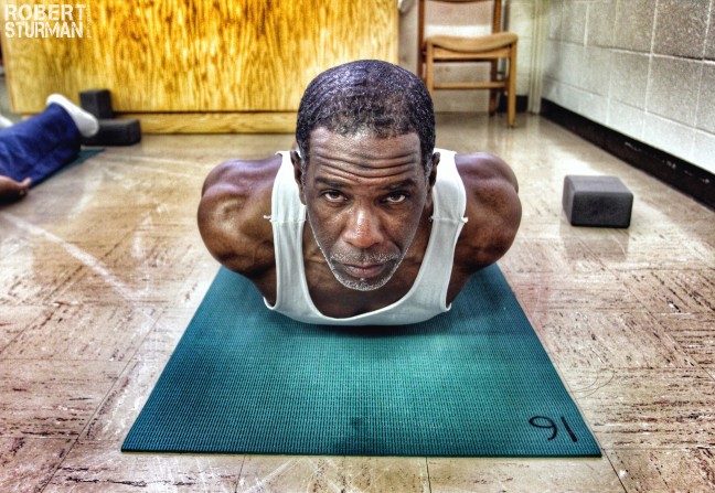 Un détenu pratique le yoga dans une prison de Californie. (Avec l'aimable autorisation de Robert Sturman)