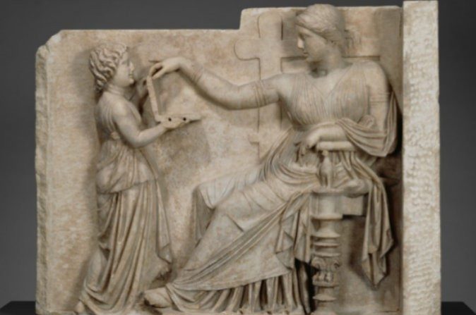« Sculpture d’une femme sur un trône, accompagnée de sa préposée ». (J. Paul Getty Museum)