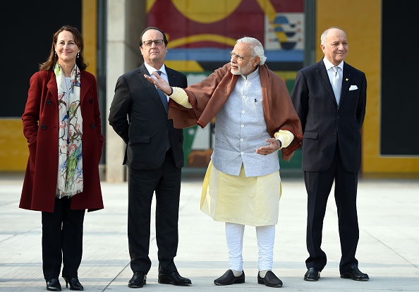 Le président français François Hollande et le Premier ministre indien Narendra Modi entourés de Ségolène Royal et de Laurent Fabius en visite au Capitole le 24 janvier 2016 à Chandigarh en Inde. (STEPHANE DE SAKUTIN/AFP/Getty Images)