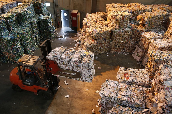 Collecte de déchets recyclables par le Syctom (Syndicat intercommunal des ordures ménagères de l’agglomération parisienne), à Sevran dans l’est parisien. (THOMAS SAMSON/AFP/Getty Images)