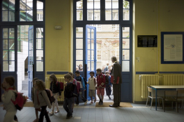 Les professeurs seraient-ils sous-payés en France ? (FRED DUFOUR/AFP/GettyImages)