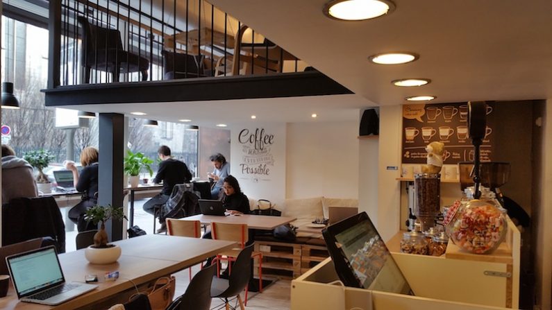 Le Hubsy, au 41 rue Réaumur Sébastopol, est l’un des cafés coworking de la capitale. Inaugurant une mode venue des pays scandinaves, ces établissements proposent un espace accueillant aux travailleurs nomades. Le principe : on ne paye pas au café, mais à l’heure. (David Vives/Epoch Times)