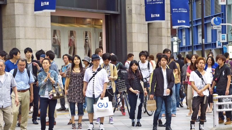 Dans les rues de Tokyo, plus de 13 millions de personnes circulent chaque jour. Dans cette ruche urbaine, les contacts sont pourtant inexistants, on évite même de se regarder dans les yeux. (pixabay.com)