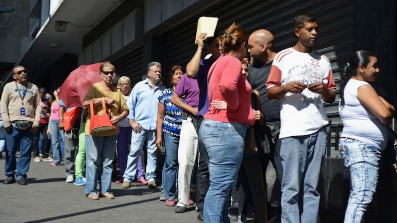 Tous les médias sud-américains publient les photos des longues files d’attente de Vénézuéliens devant des magasins presque vides.  (RONALDO SCHEMIDT/AFP/Getty Images)
