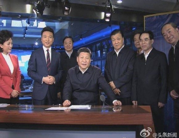Le dirigeant chinois Xi Jinping dans le studio principal du principal média chinois CCTV (Capture d’écran via Sina Weibo)