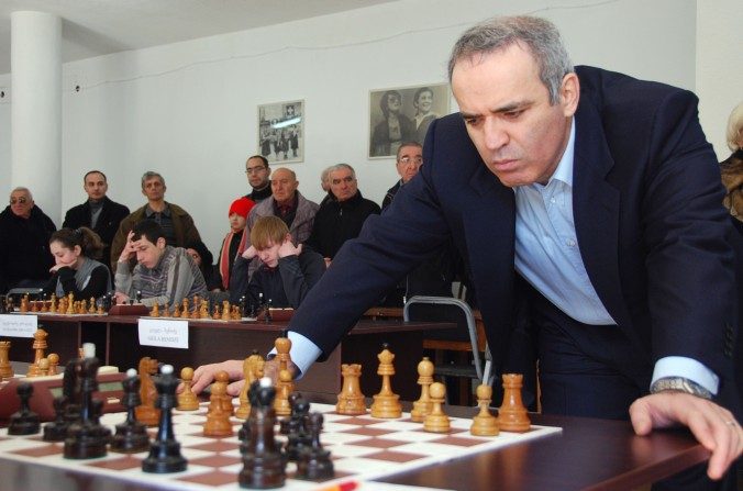 Le champion du monde au jeu d'échec et l'un des meneurs des opposants au régime politique russe, Garry Kasparov, en pleine partie à Tbilisi, le 16 février 2011, lors de d'une visite en Géorgie. (Nina Shlamova/AFP/Getty Images)