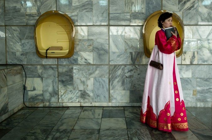 Une femme portant l'habit traditionnel de Corée du nord, à Pyonyang le 13 avril 2012. (Jones/AFP/Getty Images)