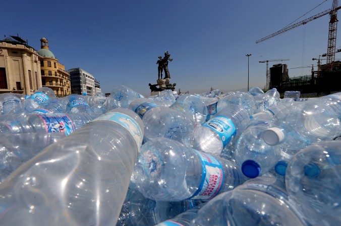 Des bouteilles en plastique vides entassées pour être recyclées par les militants libanais sur la Place des martyrs à Beyrouth, le 28 août 2015. (JOSEPH EID / AFP / Getty Images)