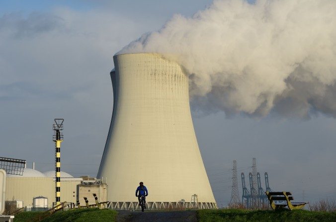 Les tours de refroidissement de la centrale nucléaire de Doel en Belgique, le 12 janvier 2016. (EMMANUEL DUNAND/AFP/Getty Images)