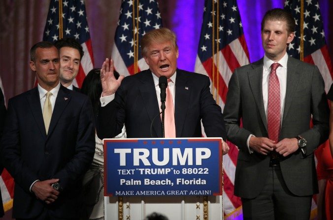 Le candidat républicain à la présidence américaine Donald Trump parle lors d'une conférence de presse à Palm Beach, Floride, le soir du 15 mars 2016. (Win McNamee / Getty Images)